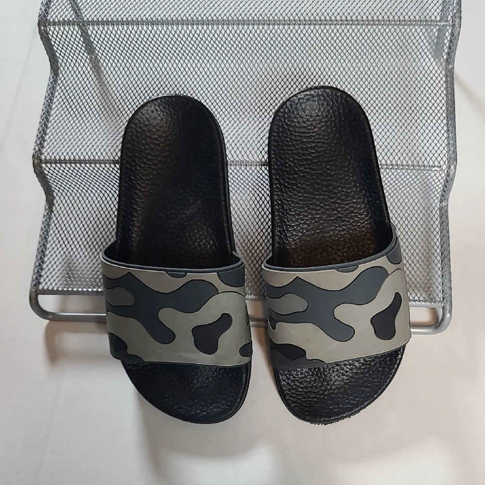Kids Boys Camouflage Slide Sandals EUC Size 11-12